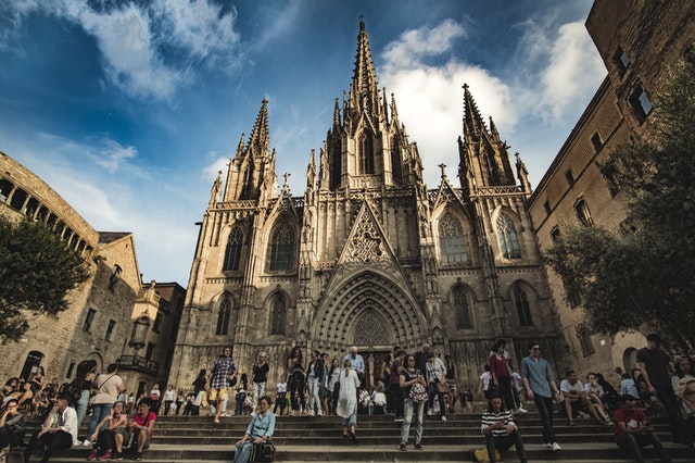 Pasear por el Barrio Gótico es una de las cosas que puedes hacer en Barcelona