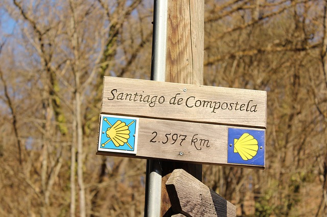 Cartel indicando la distancia con Santiago de Compostela