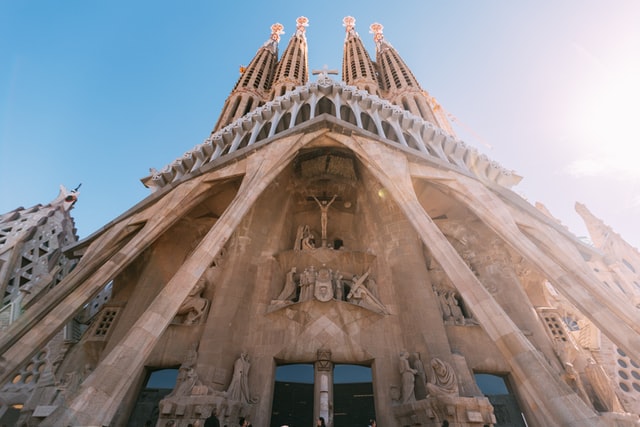 Visitar la Sagrada Familia durante la misa internacional es uno de los planes que hacer gratis en Barcelona