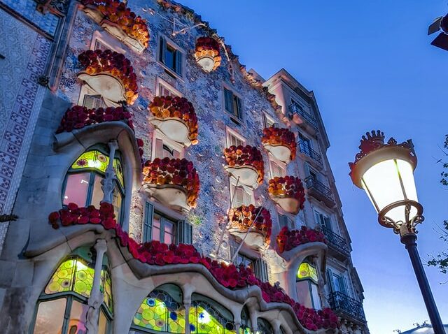 Uno de los mejores momentos para visitar la Casa Batlló es en Sant Jordi, el 23 de abril.