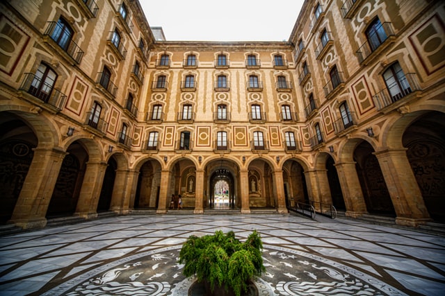 Hacer una excursión guiada es una de las mejores opciones para llegar hasta el Monasterio de Montserrat desde Barcelona
