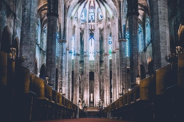 Interior de la Basílica de Santa María del Mar, un imprescindible que visitar en Barcelona