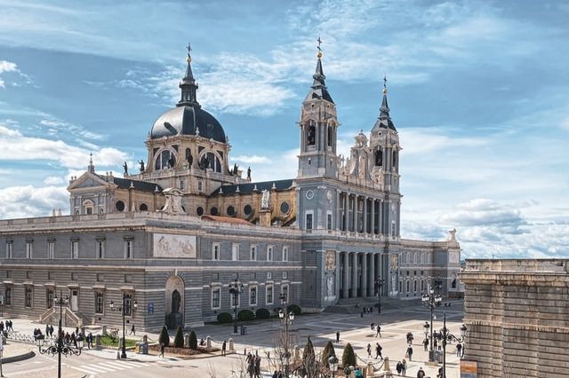 La Catedral de la Almudena, uno de los lugares que visitar en Madrid