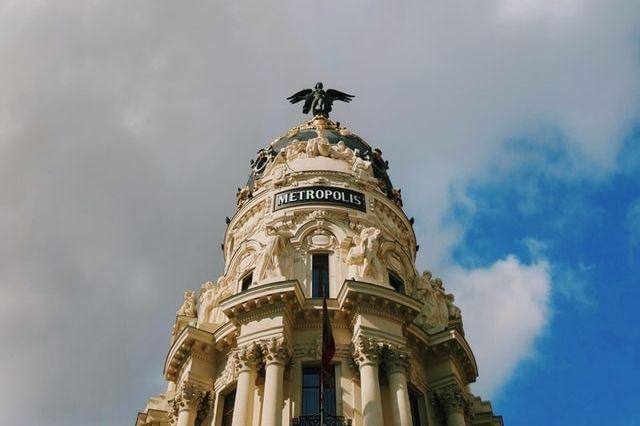 Paseando por la Gran Vía podrás conocer el Edificio Metrópolis, un plan perfecto que hacer gratis en Madrid