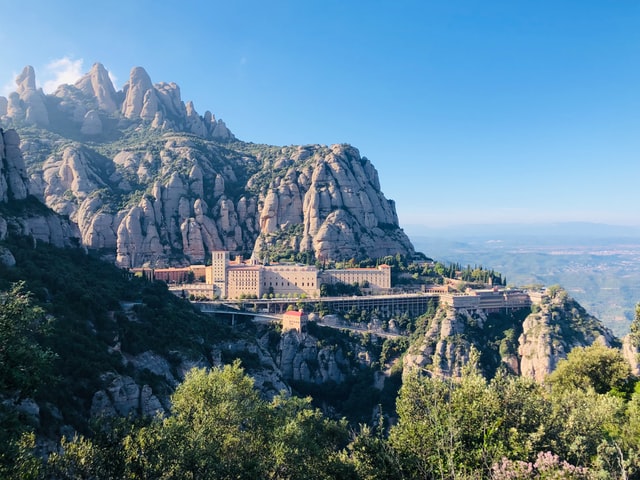 Los autocares son una de las mejores opciones para llegar hasta el Monasterio de Montserrat desde Barcelona
