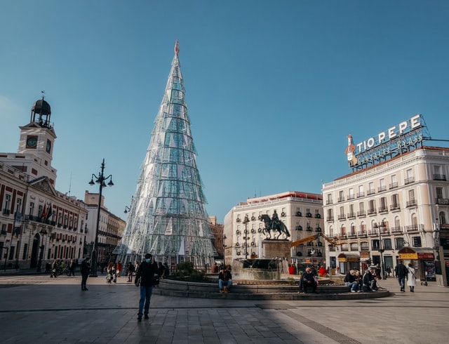 La primera plaza que se visitará en la ruta de Madrid en un día es la Puerta del Sol