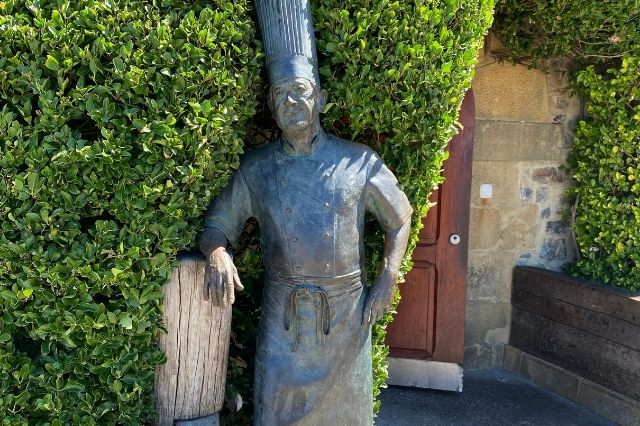 Estatua de Karlos Arguiñano en la entrada de su restaurante