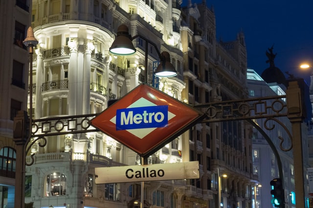 El metro es un medio de transporte público disponible en Madrid