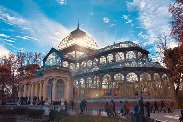 El Palacio de Cristal es uno de los lugares que visitar en el Parque del Retiro