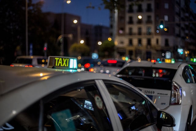 El taxi es una buena opción para ir al centro desde el aeropuerto de madrid. 