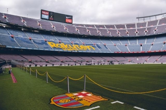 Visitar el Camp Nou es una de las cosas que puedes hacer en Barcelona