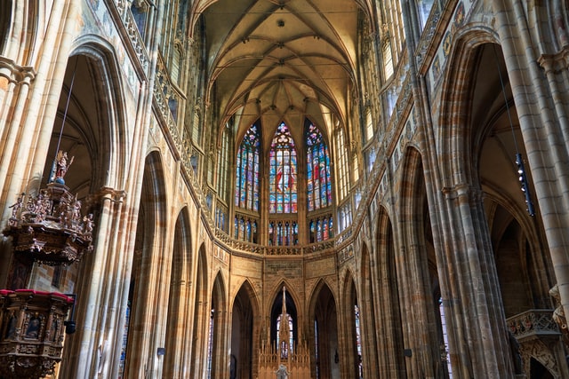 Interior de la Catedral de San Vito, uno de los lugares que visitar en Praga