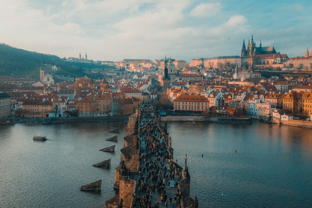 Vista aérea del Puente Carlos en Praga, uno de los lugares que visitar