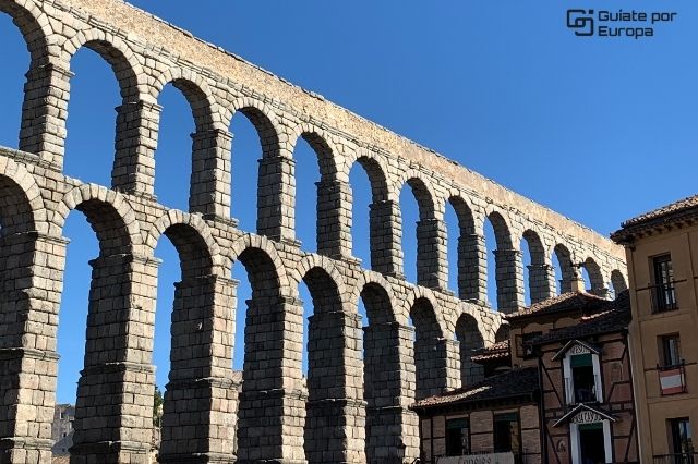El Acueducto de Segovia es uno de los monumentos que conocerás si vas a Segovia desde Madrid