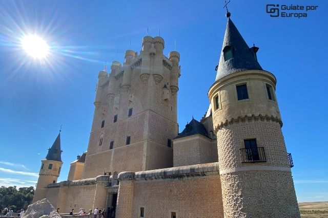 El Alcázar de Segovia es uno de los monumentos que conocerás si vas a Segovia desde Madrid