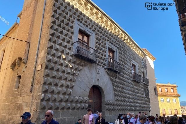 La Casa de los Picos es la segunda parada de la ruta de Segovia en un día