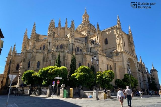 La Catedral de Segovia es uno de los monumentos que conocerás si vas a Segovia desde Madrid