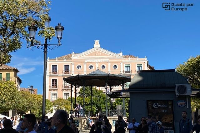 El Teatro Juan Bravo, situado en la Plaza Mayor de Segovia es uno de los lugares que podrás visitar