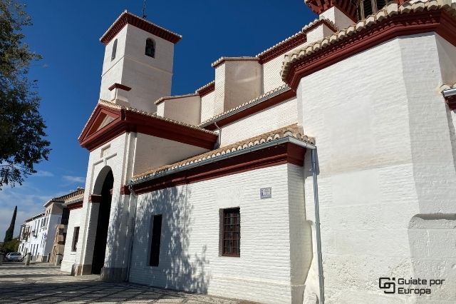 La Mezquita Mayor de Granada, ubicada en el barrio del Albaicín, es uno de los templos más importantes de la ciudad