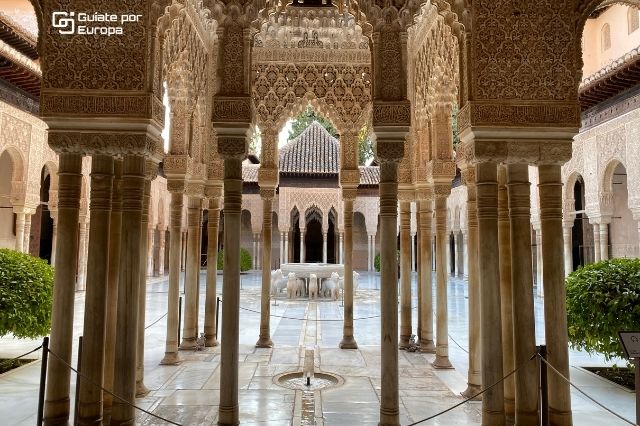 El Patio de los Leones es uno de los lugares que visitar en la Alhambra