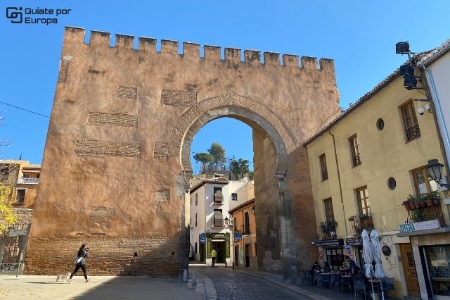 Puerta de Elvira se visita en la ruta por el Barrio del Albaicín en Granada
