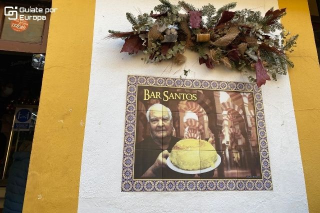 No olvides probar las enormes tortillas en el Bar Santos