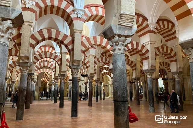 La Mezquita - Catedral de Córdoba es uno de los lugares que debes visitar en la ciudad.