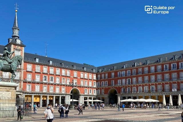 Pasear por la Plaza Mayor es uno de los planes que puedes hacer gratis en Madrid