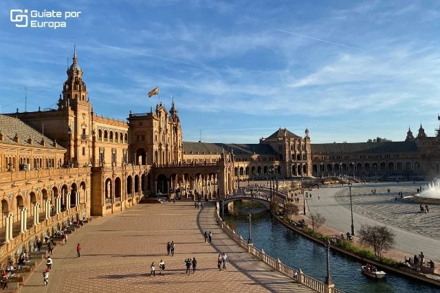 La Plaza de España es uno de los lugares que debes visitar en Sevilla. 