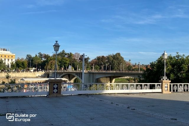 El Puente de San Telmo es uno de los lugares que debes visitar en Sevilla. 